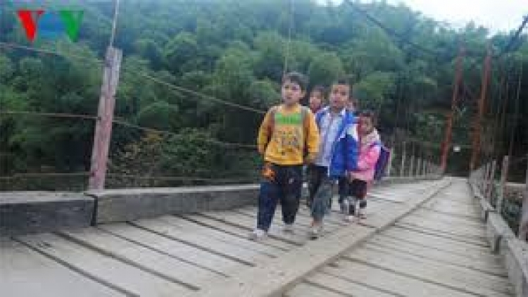 Cầu treo xây xong, dân vẫn khó