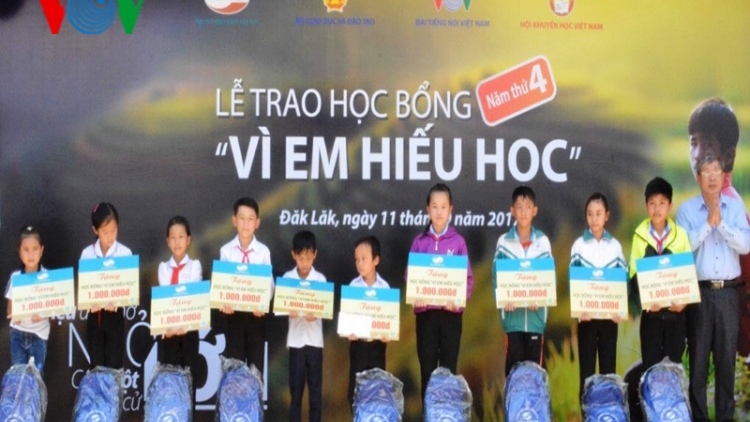 1.780 học sinh nghèo được nhận học bổng “Vì em hiếu học”