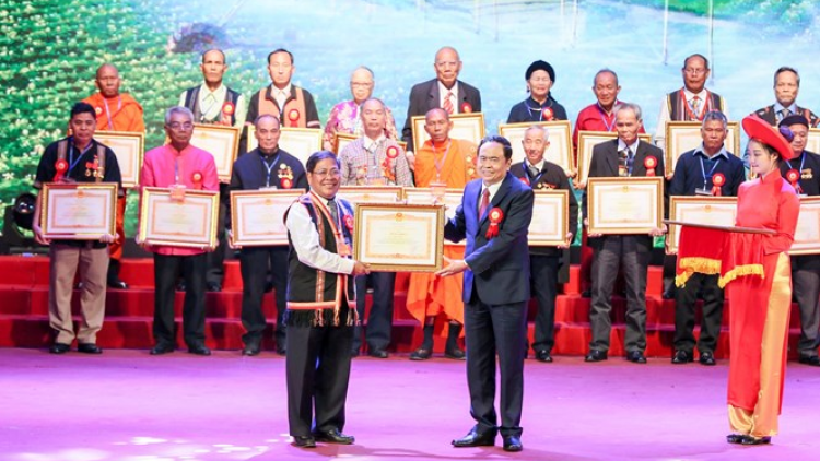 Tuyên dương người có uy tín, nhân sĩ trí thức và doanh nhân tiêu biểu dân tộc thiểu số