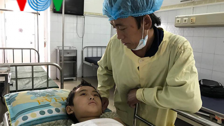 Không may bị điện giật, cậu bé người Mông cần được cứu giúp