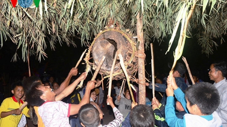 Người Ma Coong hào hứng đập thủng trống để tìm may mắn