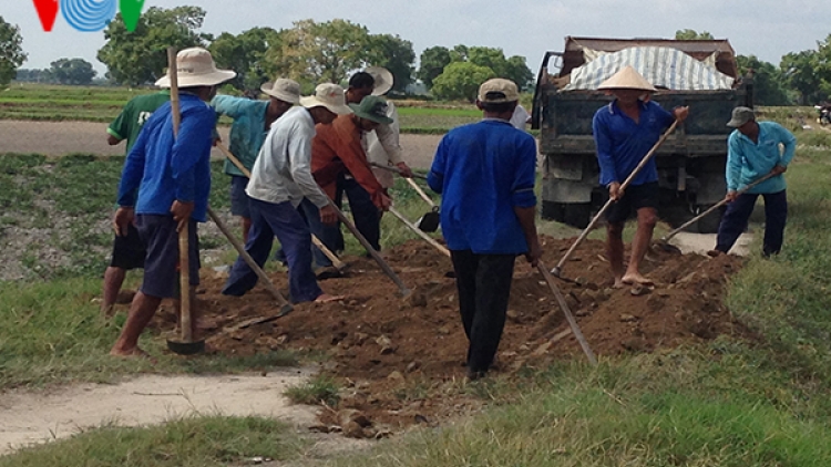 Bà con Khmer hiến đất làm đường