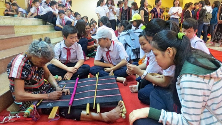 Đưa văn hóa Cơ-tu vào giảng dạy trong trường học
