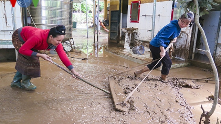 Những đứa trẻ ở Mường Lói không còn sách vở để đón năm học mới vì lũ đã nhấn chìm