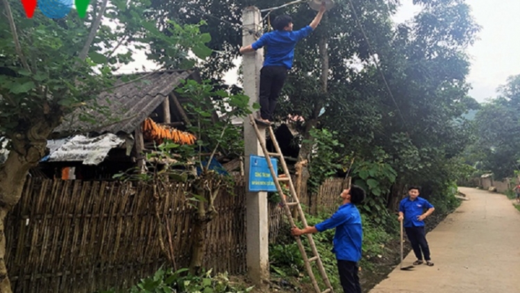 Đường quê Lào Cai rực sáng "điện thanh niên"