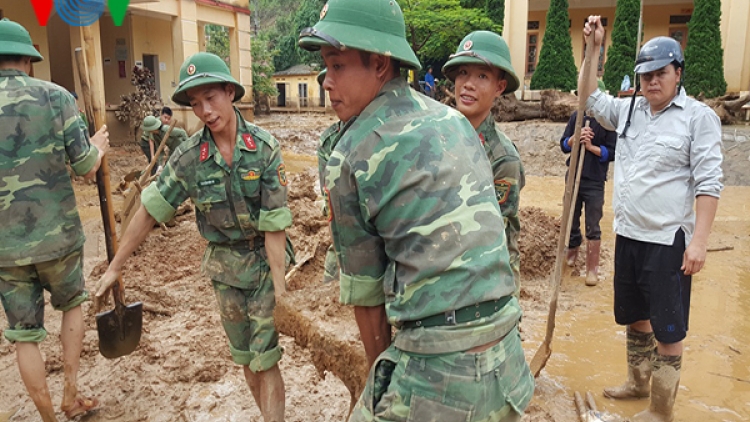 Chia ngọt sẻ bùi với bà con vùng lũ