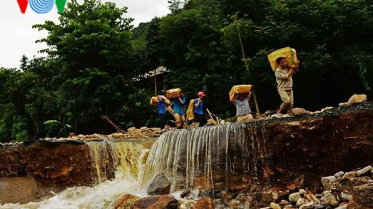 Hơn 700 triệu đồng và gần 2.500 kg gạo đến với bà con vùng lũ Mù Cang Chải
