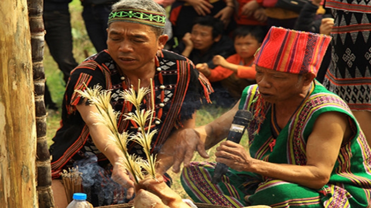 Tục cúng thần linh của người Tà Ôi