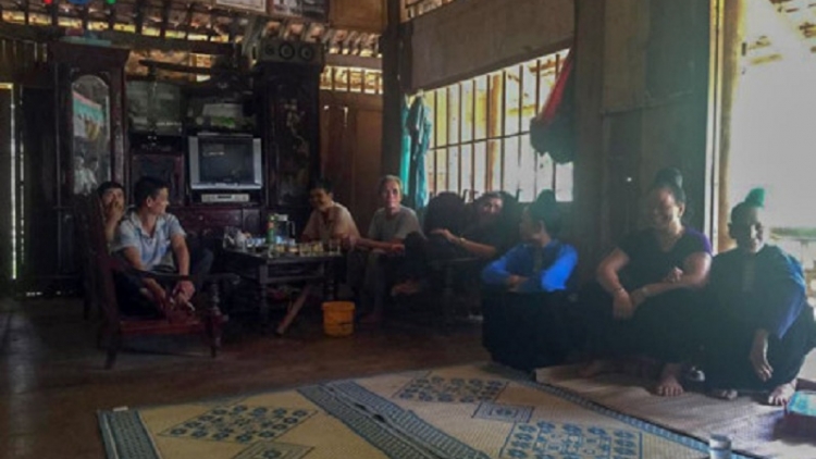 Sơn La hỗ trợ người bệnh ở bản Ỏ đi khám bệnh