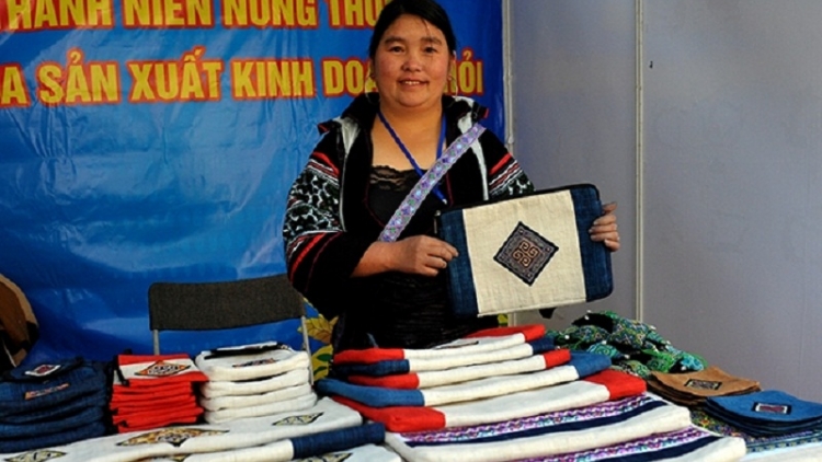 Khởi nghiệp bằng hàng thổ cẩm truyền thống