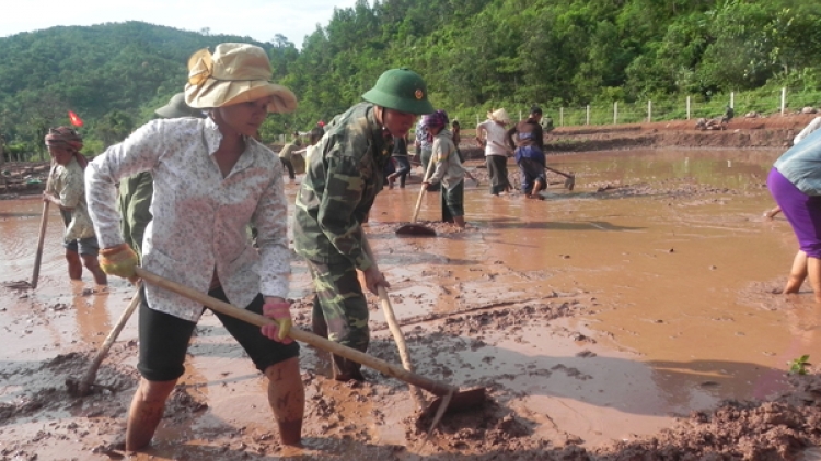 Giúp dân biến đất cằn thành ruộng