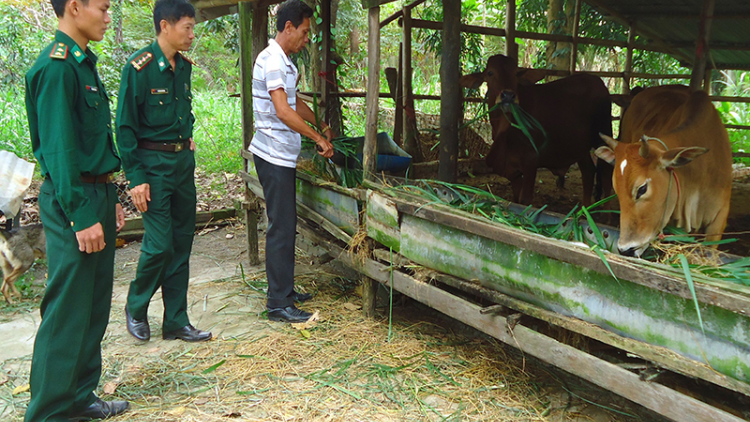 Đồn biên phòng Sê rê pốc giúp dân phát triển kinh tế