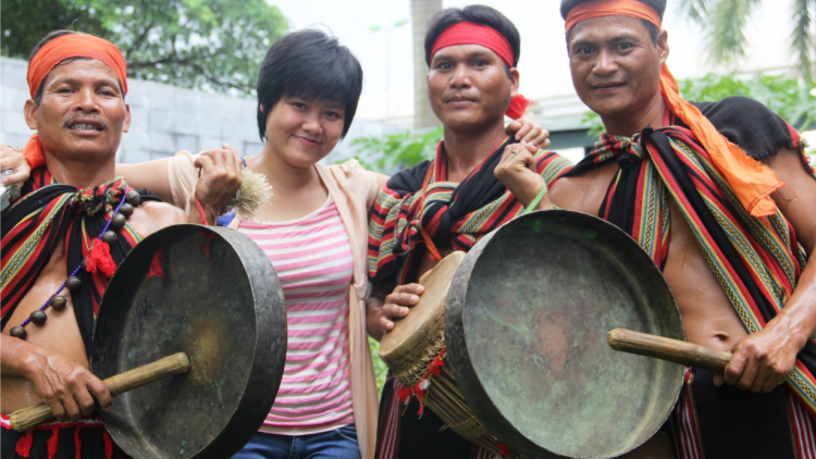 Xem người Cor đấu chiêng