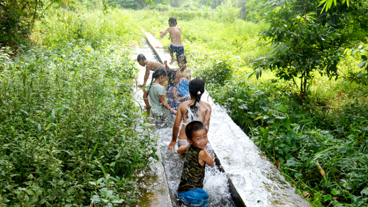 Trẻ em nông thôn đối mặt nhiều mối nguy khi vào hè