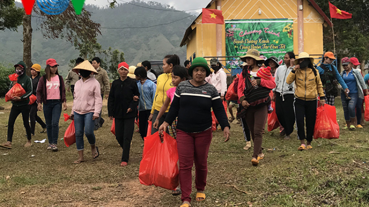 Đoàn Thanh niên VOV Tây Nguyên tặng quà tết tại buôn căn cứ cách mạng