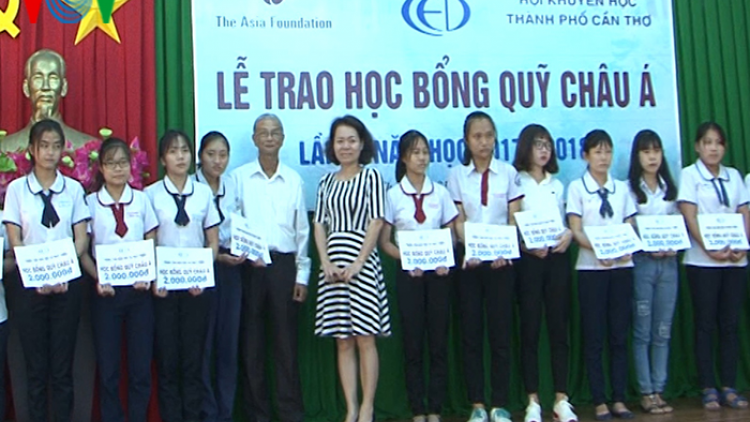 Quỹ Châu Á trao học bổng cho gần 70 học sinh nữ có hoàn cảnh khó khăn