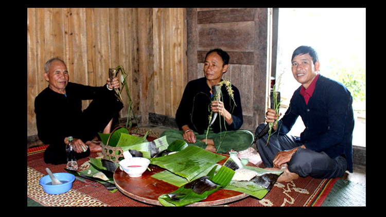 Người La Chí uống rượu bằng sừng trâu