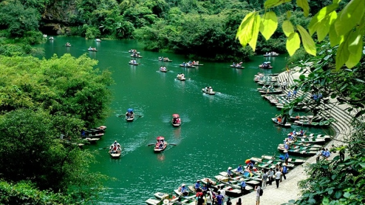 Lên thuyền du ngoạn Tràng An