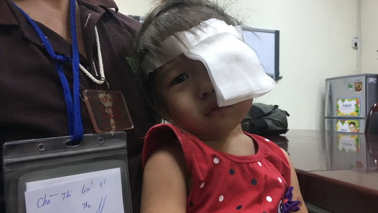 Cứu bé gái người Mông bị u não