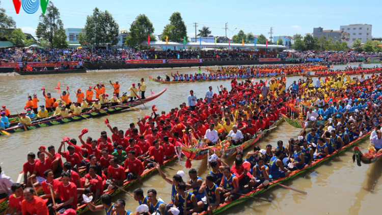 Lễ hội Oóc om bóc - Đua ghe Ngo Sóc Trăng lần thứ IV - khu vực ĐBSCL năm 2019- không khí đang nóng dần lên.