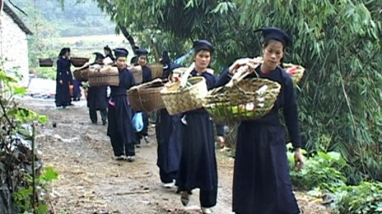 Vợ chồng phải ăn hết một mâm cơm rồi mới thành thân