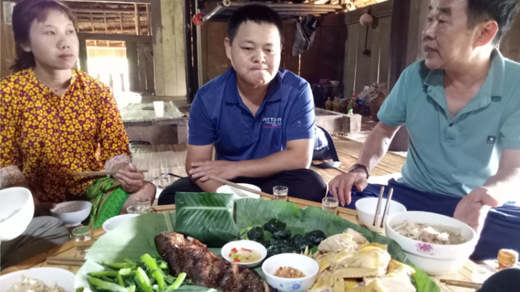 Nghe câu hát dân ca trong nhà sàn Mường ở làng Văn hóa