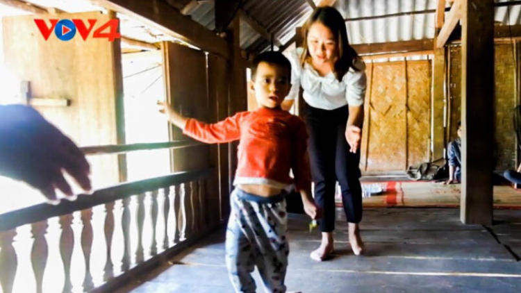 Giúp cháu bé người Tày bị chứng bại não