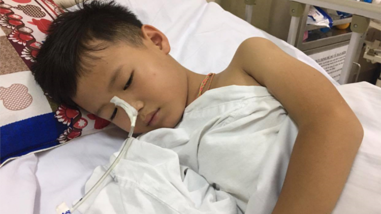 Giúp cậu bé Dao có tiền trị bệnh