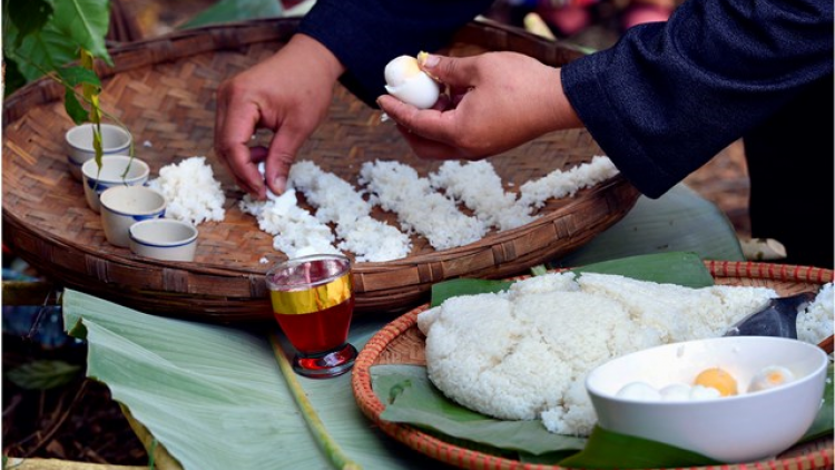 Nhà người Pu péo có bếp "đàn ông", bếp "đàn bà"