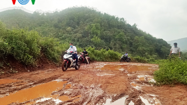 Vàng  A Páo bám bản chống dịch Covid-19