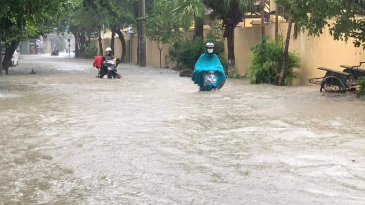 Mưa lớn, thành phố Điện Biên Phủ chìm trong biển nước