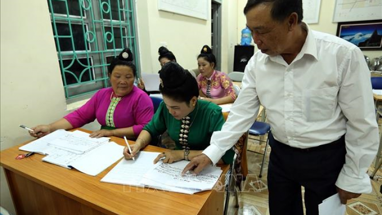 “Con tôi giờ không biết nói tiếng dân tộc mình nữa, chỉ biết nghe”