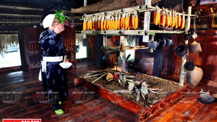 Vào nhà người Mường chớ động bếp thiêng