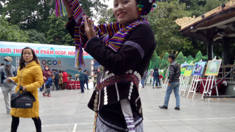Độc đáo trang phục của phụ nữ Lự