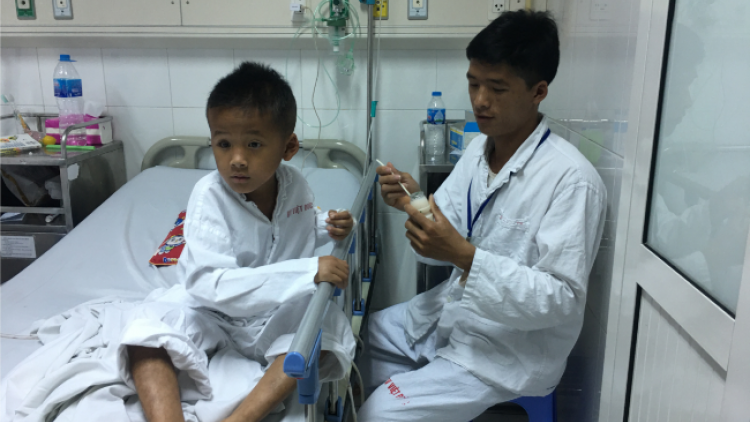Giúp cháu bé người Mông mắc chứng suy thận