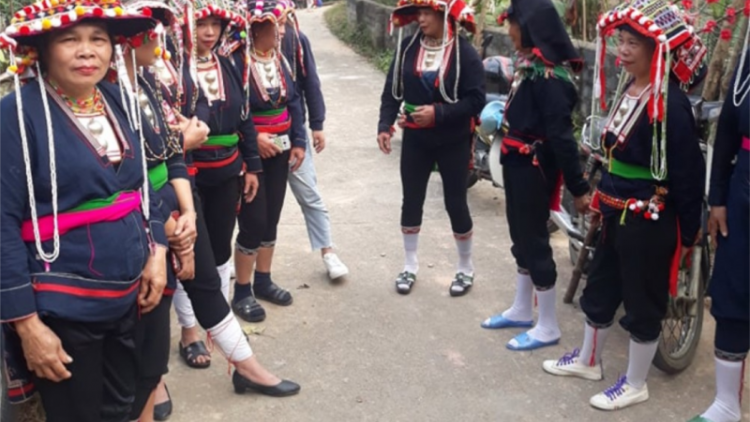 Người Dao Nga Hoàng hát thơ trong đám ma