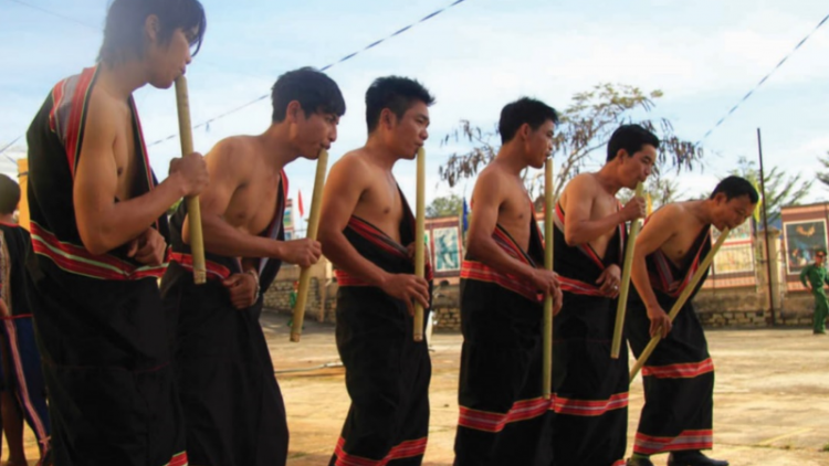 Thổi đinh tút, nam giới người Giẻ Triêng phải mặc trang phục phụ nữ