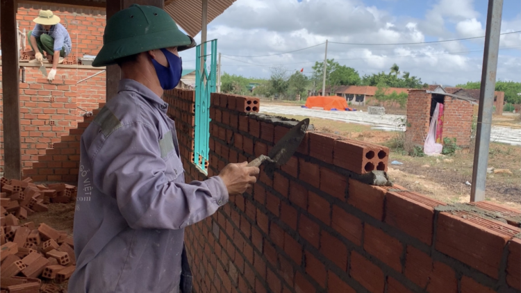 Người dân tái định cư vùng lòng hồ Krông pách thượng giúp nhau dựng nhà