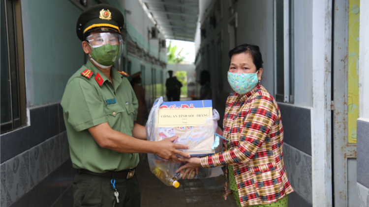 Hỗ trợ đồng bào Khmer, người lao động khó khăn do ảnh hưởng của dịch Covid-19