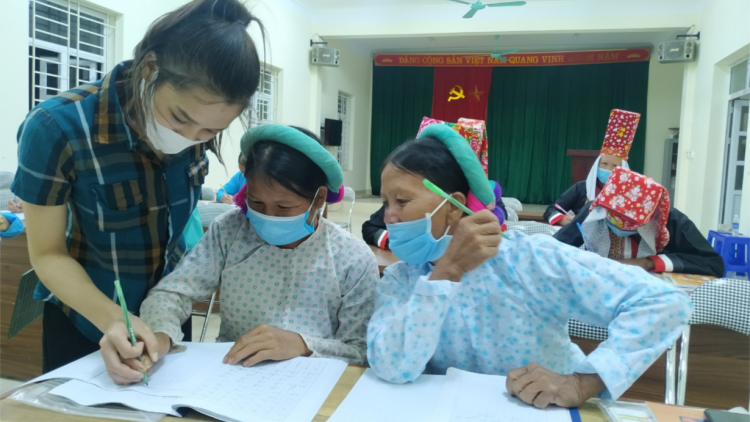 Lớp học xóa mù chữ ở bản vùng cao