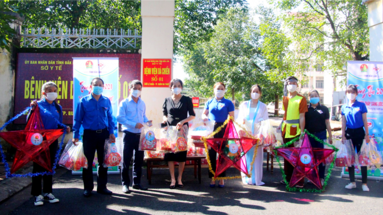 Đắk Lắk: Mang trung thu đến với trẻ em khu phong tỏa, cách ly và điều trị Covid-19