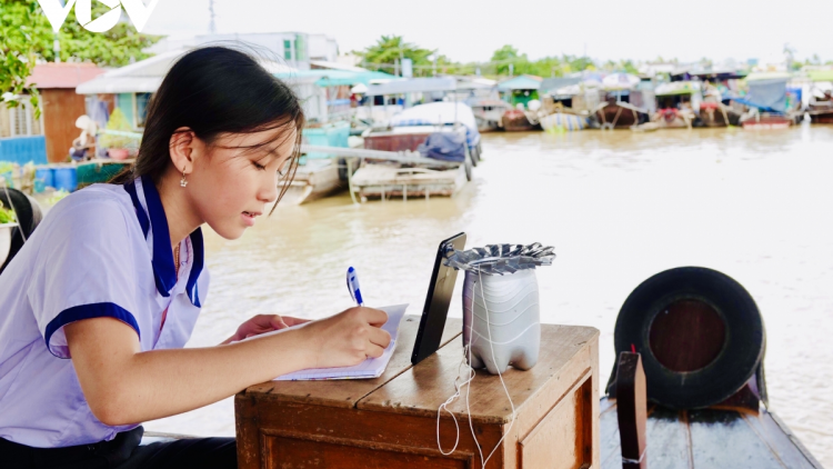 Học sinh sống trên ghe tròng trành "hứng" sóng 3G học chữ
