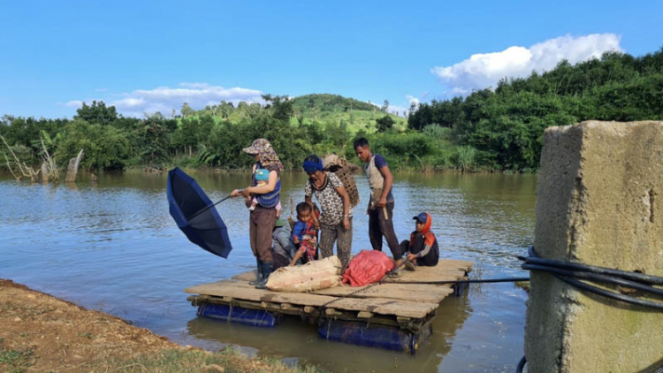 Gia Lai: chưa có cầu, dân kết bè gỗ sang sông