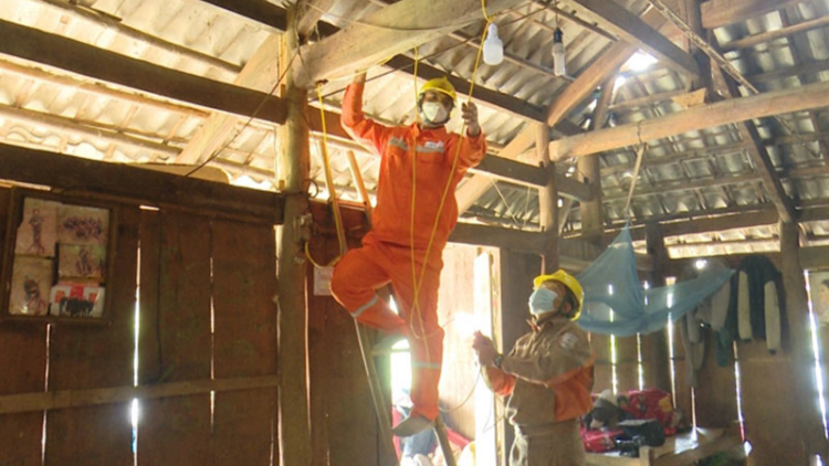 Sơn La: Mang ánh sáng cho hộ nghèo đón Tết