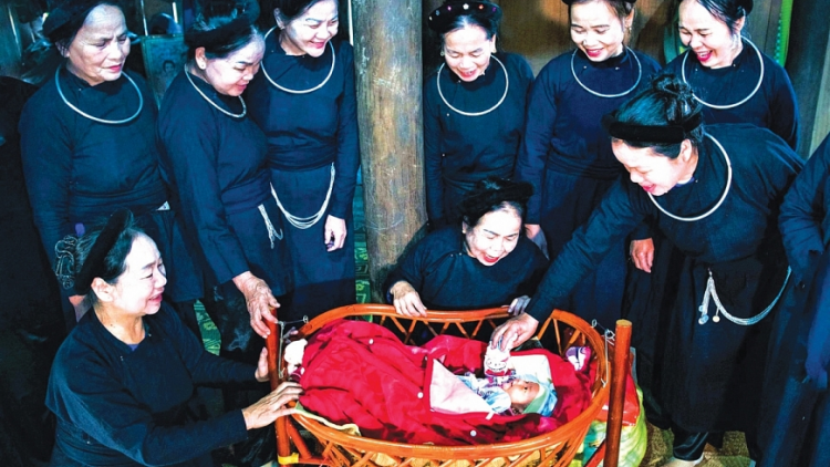 Tục chăm sóc bà mẹ và bé sau sinh của người Tày