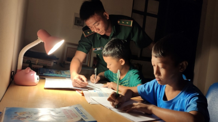 Mùa lá rụng và hành trình xuống núi của người La Hủ