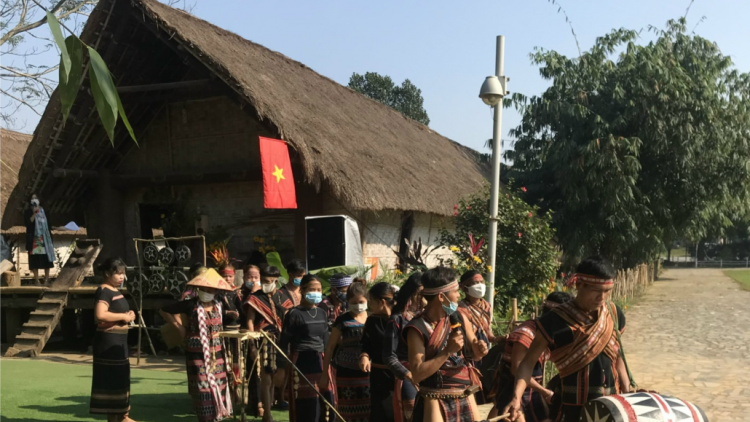 Người Ê đê đi hỏi chồng cho con