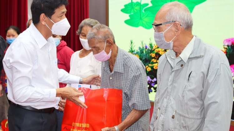 Chăm lo Tết cho đồng bào DTTS nghèo