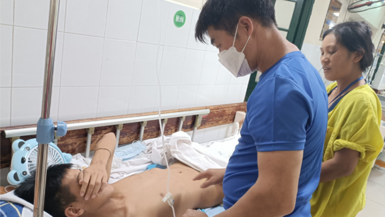 Thanh niên dân tộc Tày bị tai nạn giao thông cần được giúp đỡ