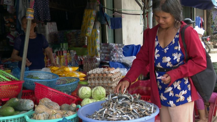 Quảng Nam: đưa hàng bình ổn giá phục vụ đồng bào miền núi